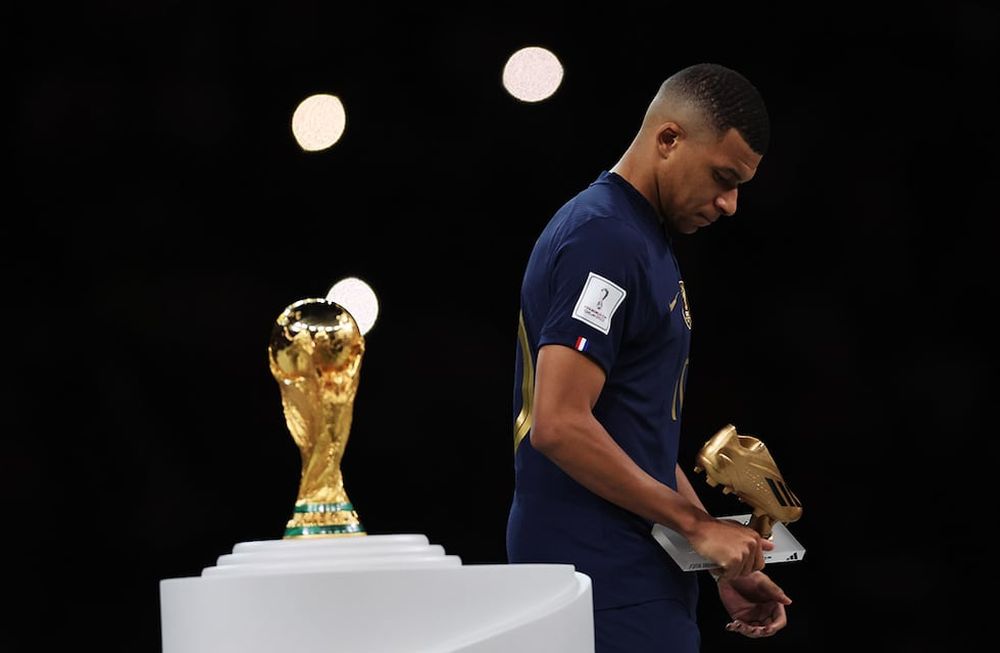 Kylian Mbappé del seleccionado de fútbol de Francia, tras recibir el premio al máximo goleador del Mundial pero sin poder levantar la Copa del Mundo.