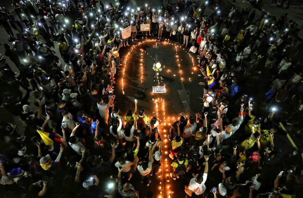 Jornada de protestas en Colombia contra un plan de reformas impositivas que ocasionaron una huelga nacional, represión y muertos a manos del ejército. (AP)
