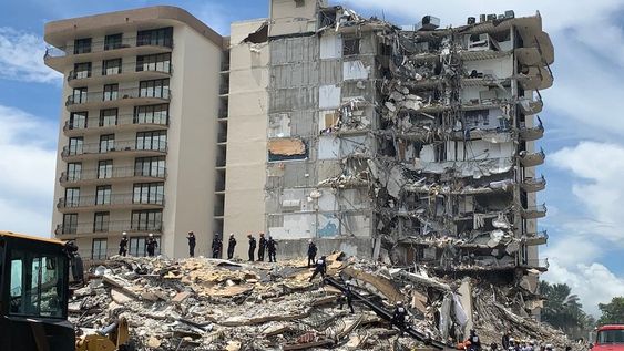 El 24 de junio de 2021 colapsó parte del edificio Champlain Towers South, en Surfside, Florida (EEUU), debido a corrosión, fisuración, punzonado y asentamiento diferencial dejando un saldo de 98 muertos. Todo el complejo fue demolido.