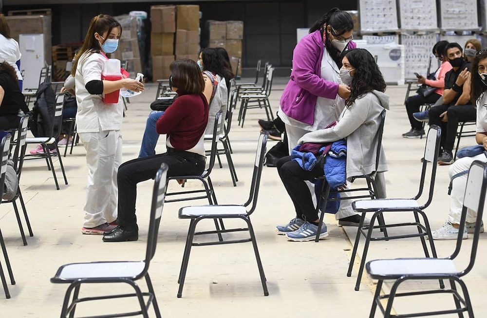 Las vacunas contra el Covid-19 tienen efectos secundarios generales; mientras que -además- cada componente tiene sus propias contraindicaciones.