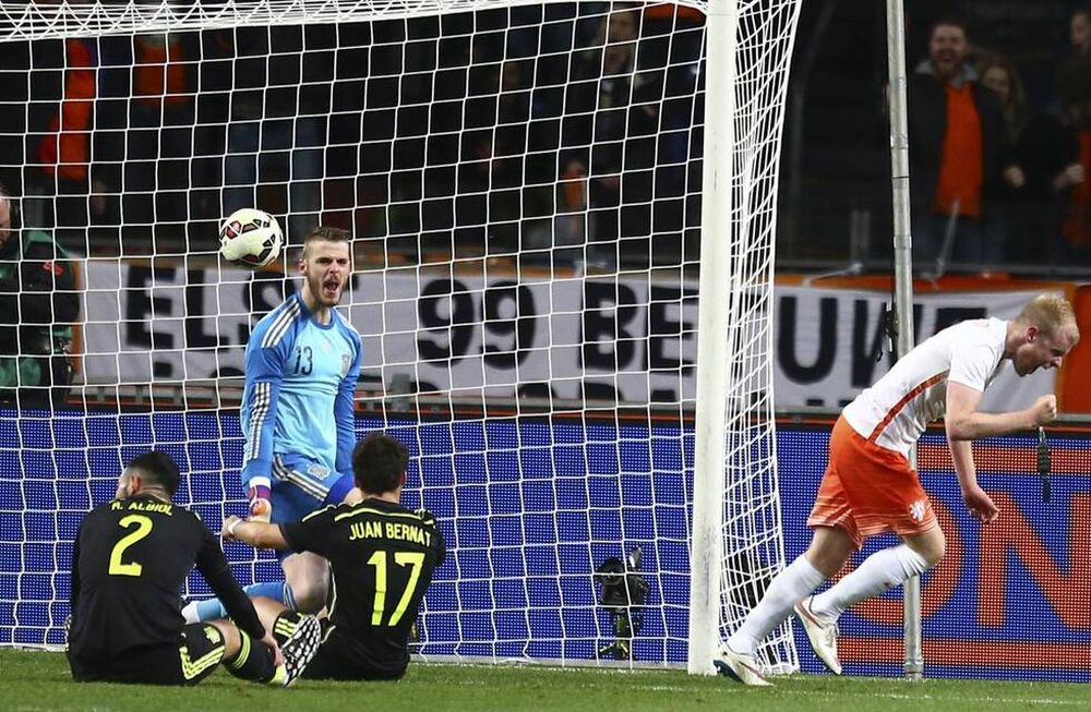 Holanda volvió a aprovecharse de España e Italia igualó ante Inglaterra