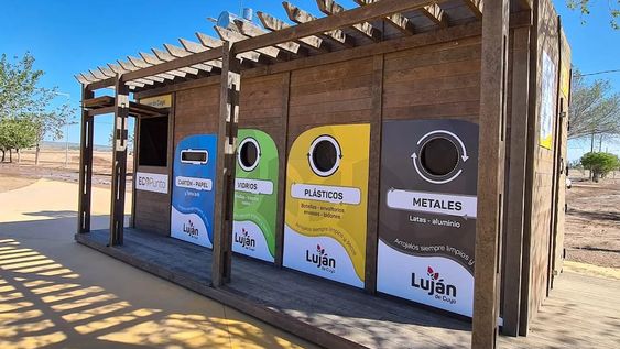 Cada vez se observa más el mal uso de los contenedores de residuos, distribuidos en el Gran Mendoza para depositar papel, cartón, vidrio y plástico. / Foto: Los Andes
