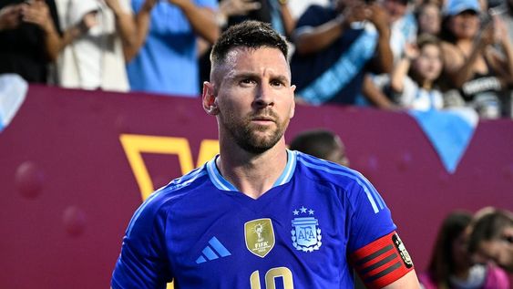 El delantero argentino Lionel Messi durante el primer tiempo del partido amistoso contra Guatemala, el viernes 14 de junio de 2024, en Landover, Maryland. (AP Foto/Nick Wass)