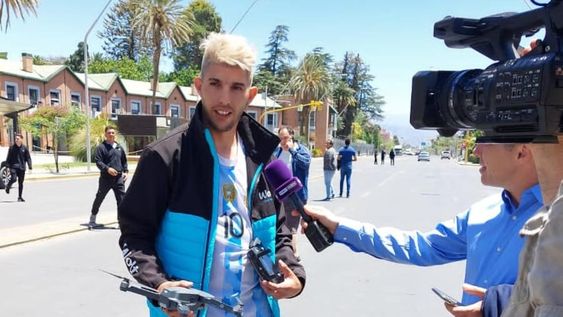 Cristian Solera, un fanático argentino que vive en Dinamarca, perdió un trabajo, pero no sueña con una firma de Messi. / Marcelo Rolland (Los Andes).