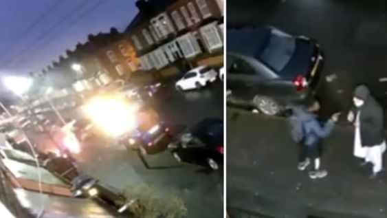 Capturas de las cámaras de seguridad que registran el momento en que un hombre se acerca al anciano, lo rocía con combustible y lo prende fuego a la salida de una mezquita en Reino Unido.