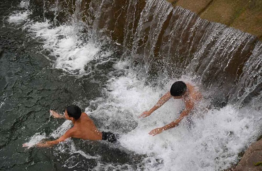 Ola de CalorAltas temperaturas se registran en la provincia y en todo el pais y llegan al record de calor.Un grupo de jóvenes se refresca en el canal Cacique Guaymallén frente al estadio de Godoy Cruz Antonio TombaFoto:José Gutierrez / Los Andes