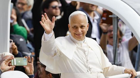 El Papa León XIV (C) saluda a los fieles durante la Santa Misa con motivo del Jubileo del Mundo Misionero y el Jubileo de los Emigrantes, Plaza de San Pedro, Ciudad del Vaticano, 05 de octubre de 2025.