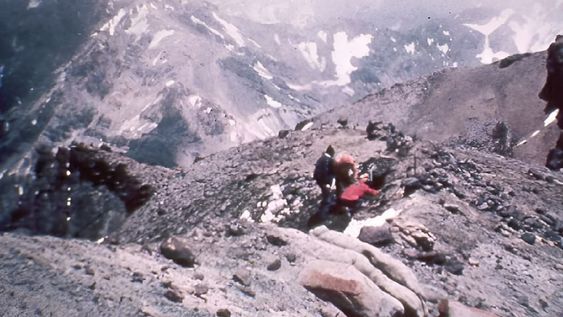 Pirámide del Aconcagua: sitio del hallazgo de la capacocha. El sitio integra la Lista del Patrimonio Mundial de la UNESCO. En la imagen los profesionales que rescataron el hallazgo. (Foto J. Schobinger,1985)