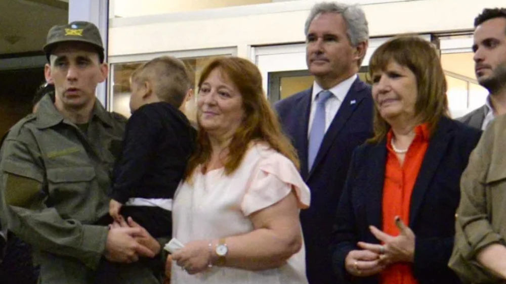 Nahuel Gallo junto a familiares y políticos