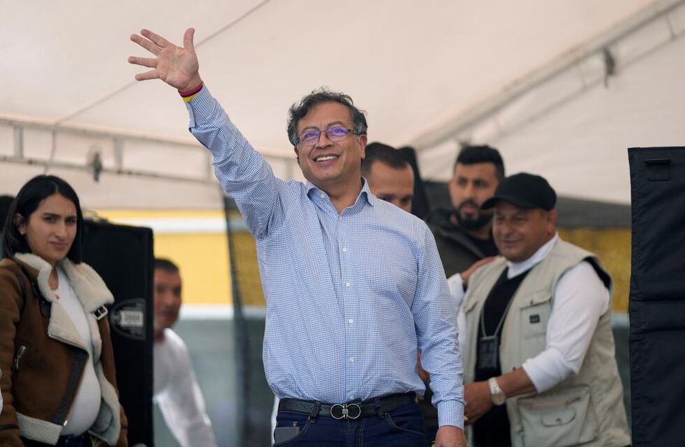 El exguerrillero Gustavo Petro lidera las intenciones de voto. AP