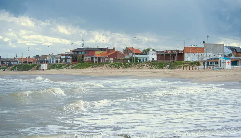 Mini tsunami en Santa Clara del Mar: reportan un muerto por olas gigantes.
