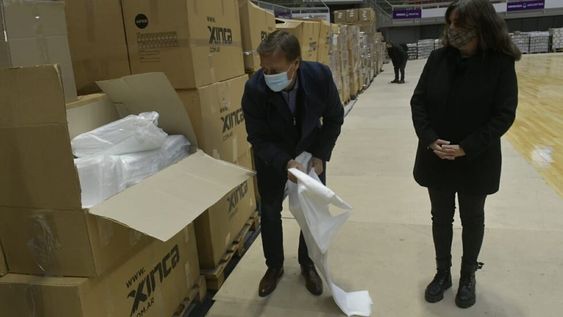 El gobernador Rodolfo Suarez y la ministra de Salud, Ana María Nadal recorrieron el interior del estadio cubierto Aconcagua Arena, donde hay parte de los insumos adquiridos. / Foto: Orlando Pelichotti