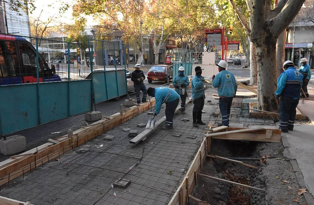 Obra publica en Ciudad de Mendoza, Cliclovia en avenida San Martin.foto: Mariana Villa / Los AndesCiclovia, Obra publica, infraestructura, calle san Martin, albañiles, trabajadores, construccion,