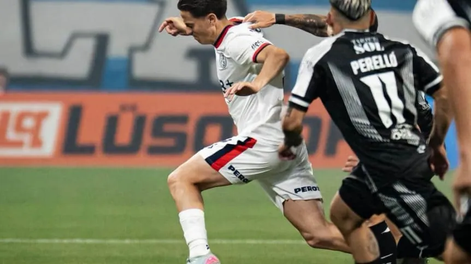 Nicolás Tripicchio de San Lorenzo busca superar la marca frente a los Ferroviarios, en un duelo muy friccionado y un arbitraje cuestionado. 