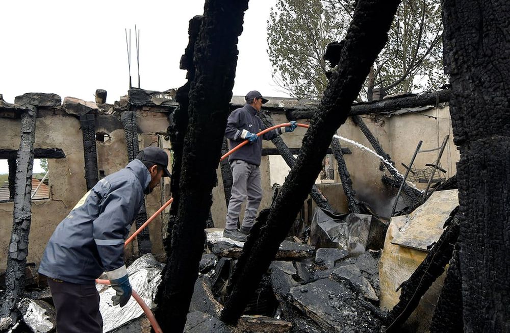 El viento Zonda generó distintos focos de incendio que consumieron unas 4.500 hectáreas en el piedemonte mendocino.Foto: Orlando Pelichotti