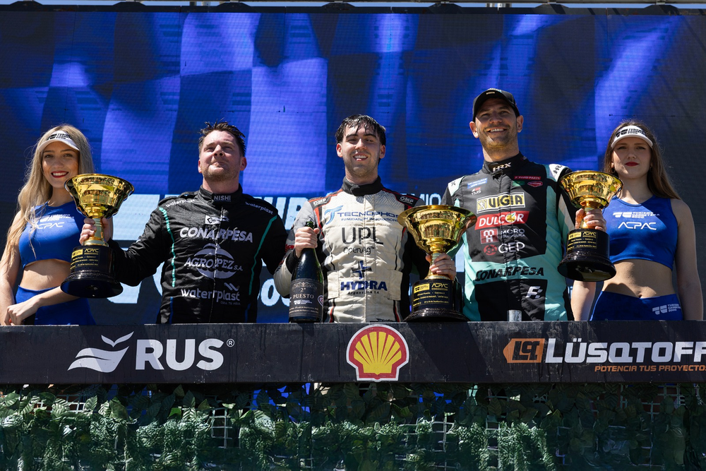 Berni Llaver (izquierda) en el podio junto al ganador de la novena fecha en Paraná, Braian Quevedo y el Flaco Ardusso.&nbsp;