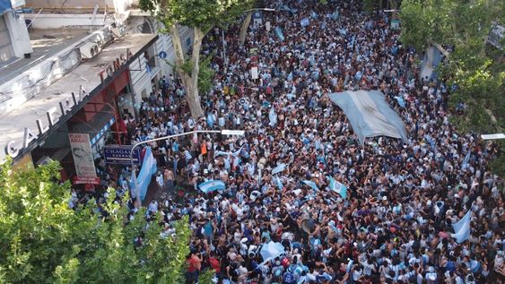 Luego de un gran partido de la selección argentina, los hinchas fueron al microcentro para festejar el paso a octavos de final.  Foto: Marcelo Rolland / Los Andes