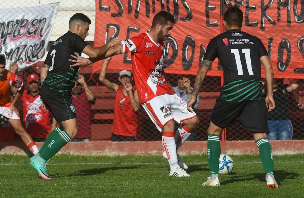 El Cruzado le ganaba a Estudiantes de San Luis, pero se descuidó y se lo empataron