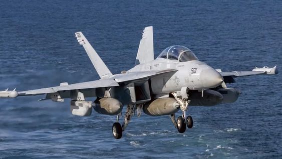 Dos cazabombarderos F-18 y un avión EA-18G Growler fueron detectados sobre el Golfo de Venezuela, en un sobrevuelo que encendió las alertas en Caracas.