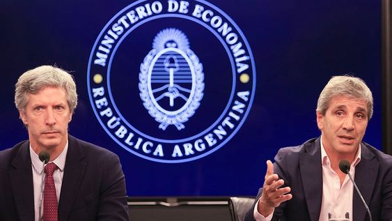 El ministro de Economía, Luis Caputo, y el presidente del Banco Central, Santiago Bausili, durante el anuncio del acuerdo con el FMI. Foto NA: MARIANO SÁNCHEZ