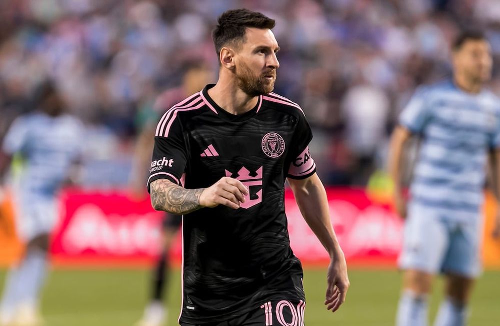 El argentino Lionel Messi, del Inter Miami, disputa el encuentro del sábado 13 de abril de 2024, ante el Sporting Kansas City (AP Foto/Nick Tre. Smith)