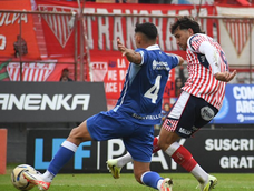 El defensor tombino Lucas Arce no logró anticipar al delantero mendocino Mauricio Asenjo, quien definió con un remate cruzado para convertir el único gol del partido y darle la victoria a Los Andes frente al Tomba.