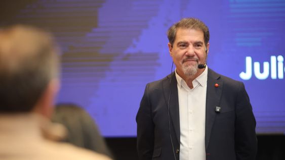 Claudio Zuchovicki, presidente de BYMA, expuso sobre economía argentina y escenarios futuros ante empresarios y referentes mendocinos.