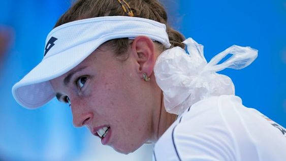 La tenista belga Elise Mertens se pone hielo en el cuello por el sofocante calor durante un partido contra la rusa Ekaterina Aleksandrova en los Juegos Olímpicos de Tokio. / Foto: AP