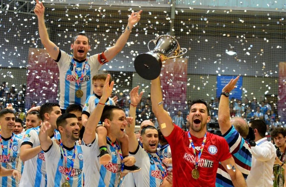 Federico Pérez (con la copa del mundo) y Diego Koltes (con su hijo a hombros) cuando tocaron el cielo con las manos en Misiones 2019. Ambos ganaron todo a nivel clubes y selección.
