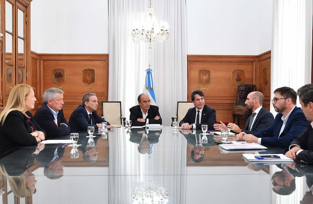 El jefe de Gabinete, Nicolás Posse, y el ministro del Interior, Guillermo Francos, con diputados de Hacemos Coalición Federal (Foto: Ministerio del Interior)