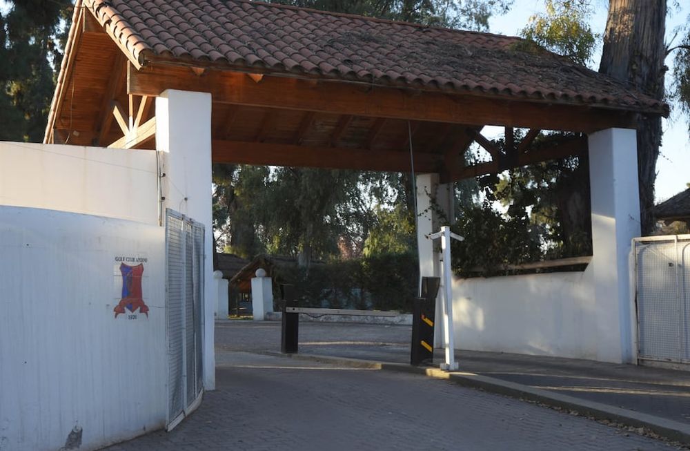 Ingreso a las instalaciones del Golf CLub Andino, ubicado en el Parque General San Martín de Ciudad, donde fue clausurado un restaurante / José Gutiérrez