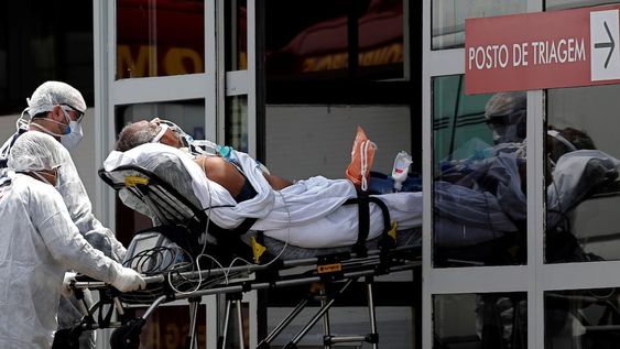 Los trabajadores de la salud llevan en una camilla a un paciente sospechoso de tener Covid-19 desde una ambulancia al hospital público HRAN en Brasilia, Brasil. Foto: AP