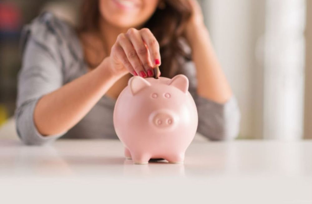 Se debe analizar cuánto dinero se ha ahorrado, cuánto se deseaba ahorrar y cuánto dinero se ha gastado realmente para hacer un balance de ingresos y gastos.