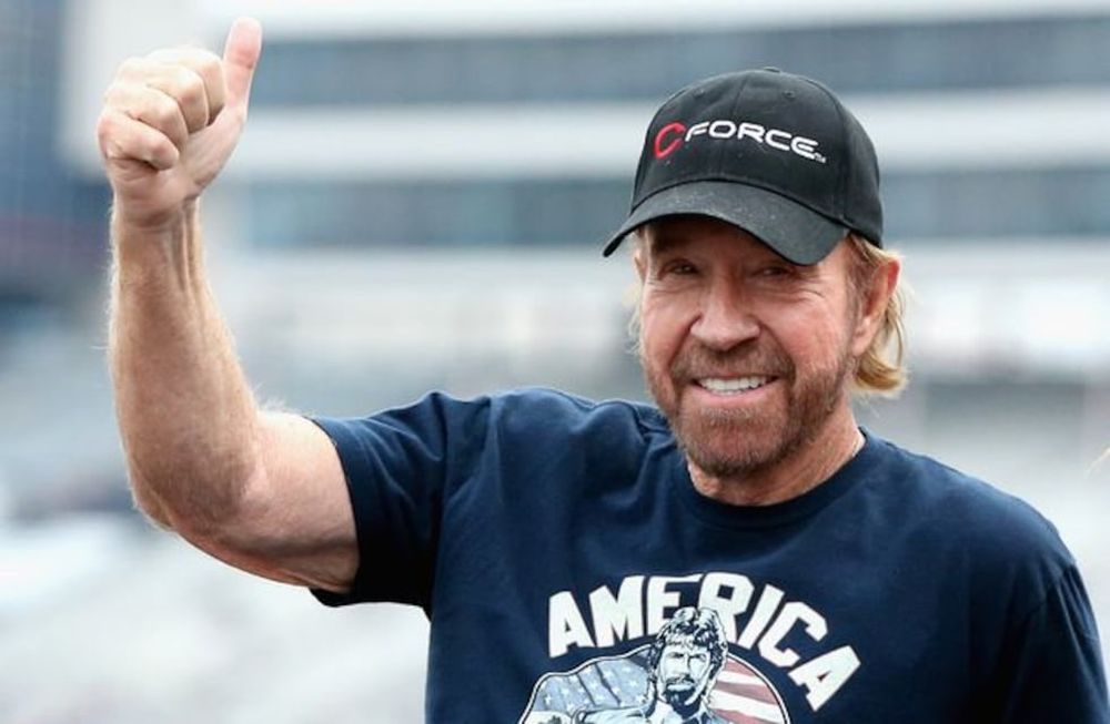 Chuck Norris compartió un tuit explicando que él no es el hombre que aparece en las fotos del ataque al Capitolio estadounidense.