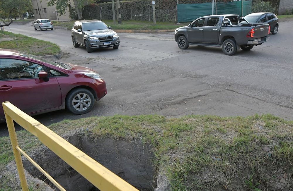 Pueyrredón y Alzaga, en Chacras de Coria, los vecinos reclaman un ordenador de tránsito y reductores de velocidad de tránsito. En horas de entrada y salida de escuelas y comercio, circular por este cruce se torna muy complicado.Foto:Orlando Pelichotti