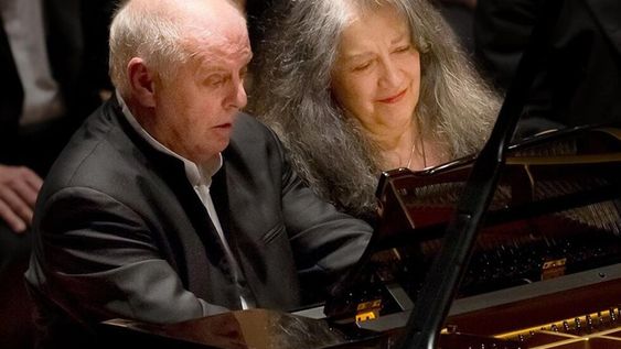 Daniel Barenboim y Martha Argerich demuestran su virtuosismo interpretando la reducción a cuatro manos de La consagración de la primavera.