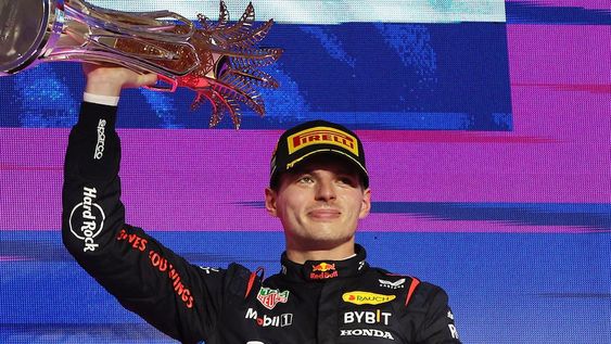 Jeddah (Saudi Arabia), 09/03/2024.- Winning Red Bull Racing driver Max Verstappen of Netherlands celebrates with the trophy on the podium after the Formula 1 Saudi Arabia Grand Prix at the Jeddah Corniche Circuit in Jeddah, Saudi Arabia, 09 March 2024. (Fórmula Uno, Países Bajos; Holanda, Arabia Saudita) EFE/EPA/ALI HAIDER