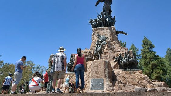 El Monumento al Ejército Libertador en el Cerro de la Glaria, Parque General San Martín, ícono turístico. Foto: Orlando Pelichotti/ Los Andes