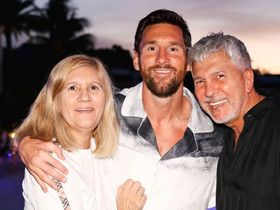 Lionel Messi junto a su mamá Celia y su papá Jorge