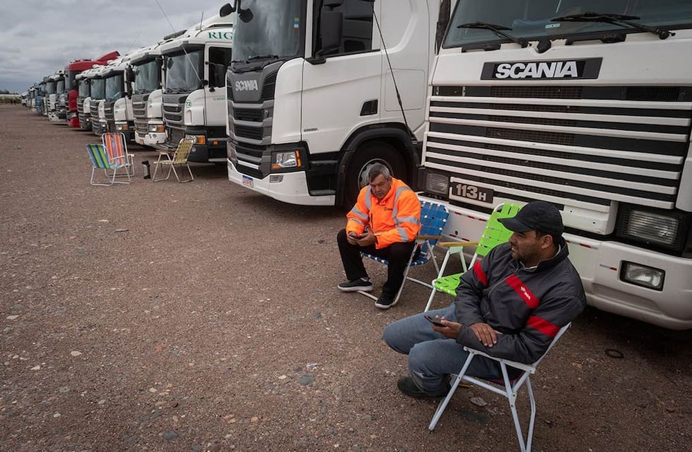 Entre 800 y 1.000 camiones por día dejaron de cruzar al vecino país. Ayer había 1.300 transportistas esperando para cruzar pero sin querer hacerlo. Foto: Ignacio Blanco / Los Andes