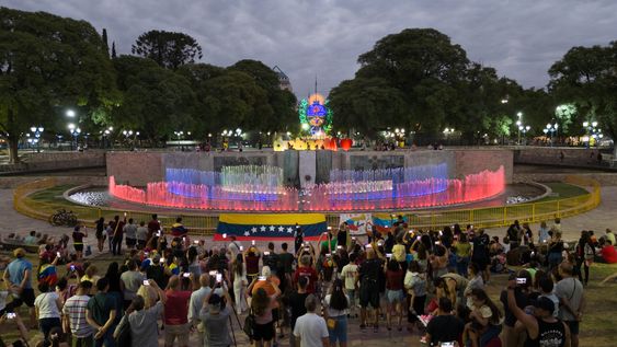 la ciudad ilumino la fuente de la plaza independencia con los colores de la bandera de venezuela