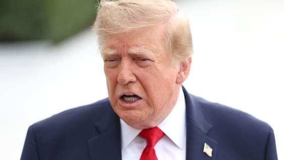 El presidente estadounidense Donald Trump habla desde la Casa Blanca en Washington, D.C., EE. UU., el 26 de septiembre de 2026. Trump afirmó haber rechazado el plan de siete días presentado por Irán para reabrir la ruta marítima a través del estrecho de Ormuz, que se encuentra bloqueada debido a la guerra.&nbsp;