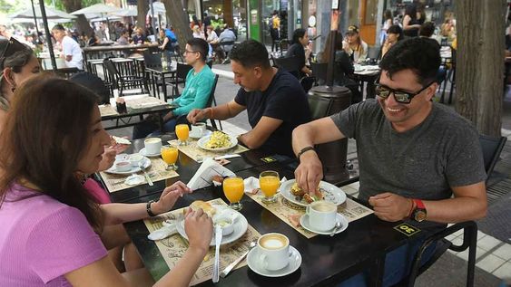 Turistas provenientes de Brasil, Chile y Uruguay llegaron en mayor cantidad que los nacionales debido al balotaje del domingo. | Foto: José Gutiérrez / Los Andes
