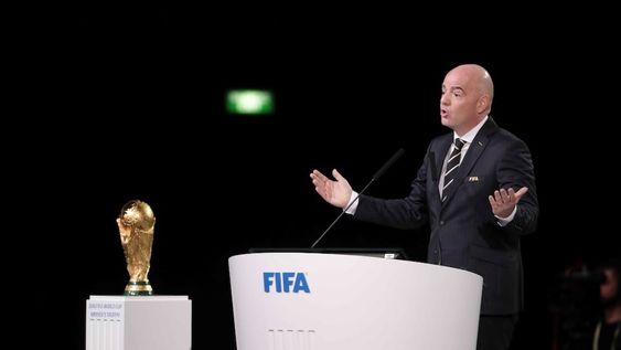 Gianni Infantino, presidente de Fifa, con el trofeo de la Copa del Mundo. La Conmebol rechazó la idea de un Mundial cada dos años. / Gentileza.