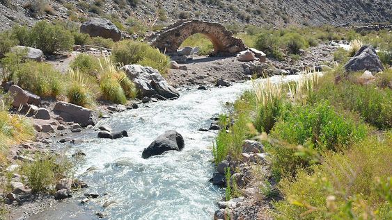 El puente de piedra y una especie de trinchera se encuentran 300 metros antes de cruzar el arroyo Picheuta. Era un puesto de avanzada ubicado a 2.000 msnm.
