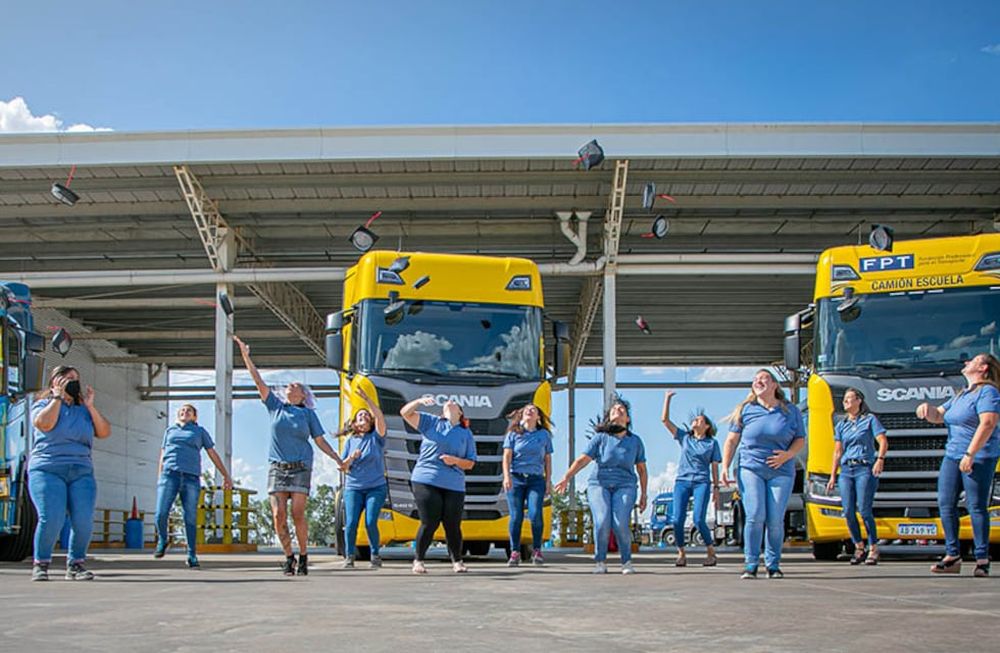 Festejo. Estefanía y Gabriela, junto a otras colegas del volante de otras provincias celebran haber aprobado el curso de conductoras de grandes vehículos, un orgullo para ellas, sus familiares, amigos y otras mujeres / Foto: Silvio Serber