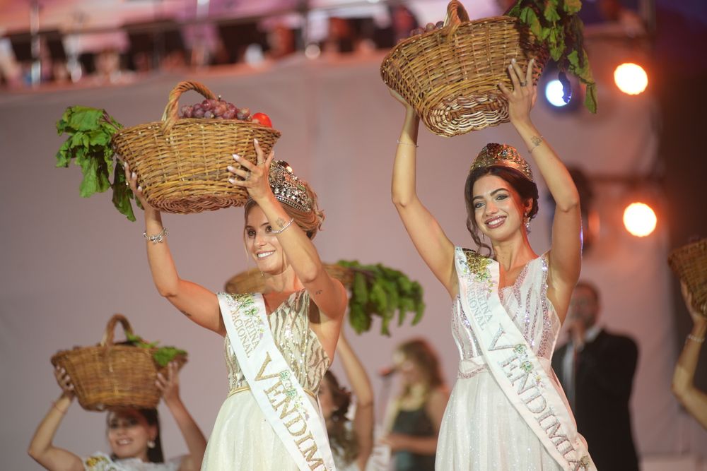 Las candidatas departamentales, junto a la Reina y la Virreina Nacional, participaron del gesto simbólico de elevar canastos con frutos.