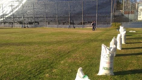 Comenzaron los trabajos en el campo de juego del estadio Bautista Gargantini. / Gentileza CSIR
