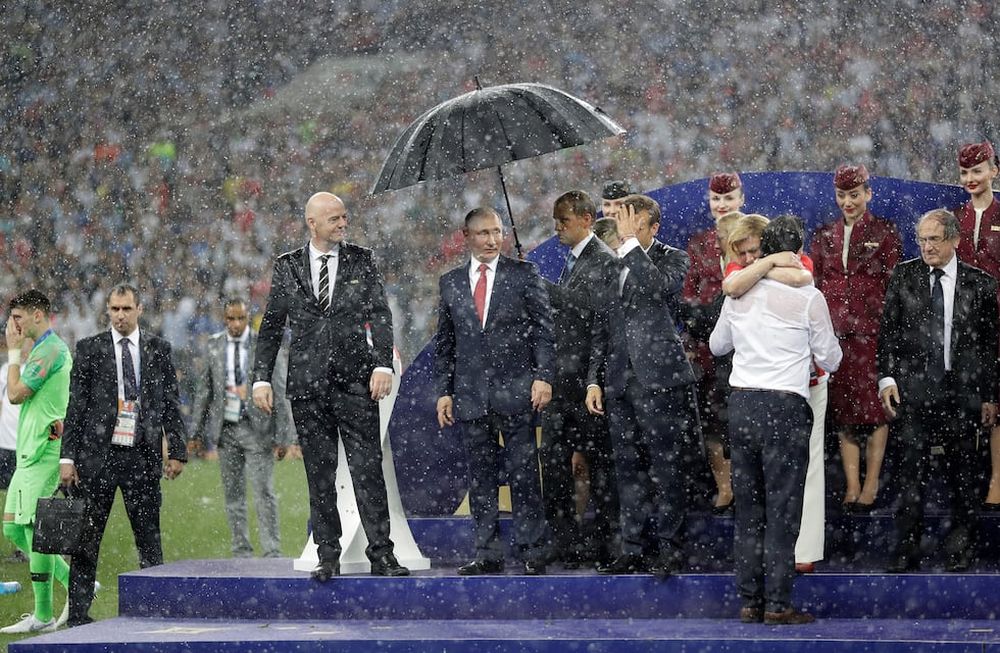 Diluvió en la final de la Copa del Mundo y la presidenta de Croacia se quedó sin paraguas