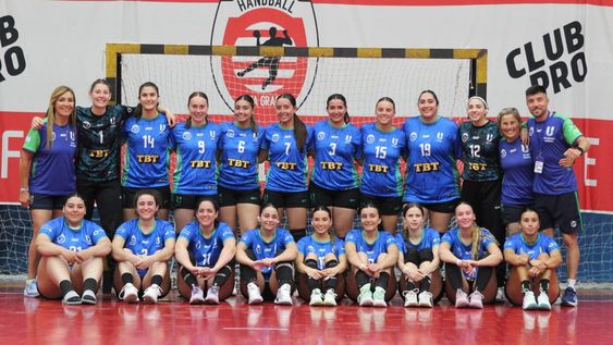 Handball. Equipo femenino de la UN Cuyo con Hebe Caballero como entrenadora